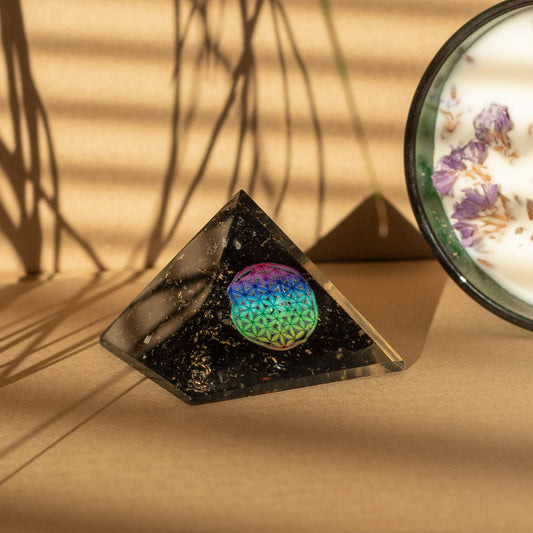 Små orgonitpyramider 5.5x4.5cm - Livets blomma - Svarta turmalinchips