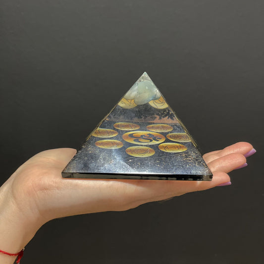 Orgonitpyramid – Midnight Om Chakra – 90 mm