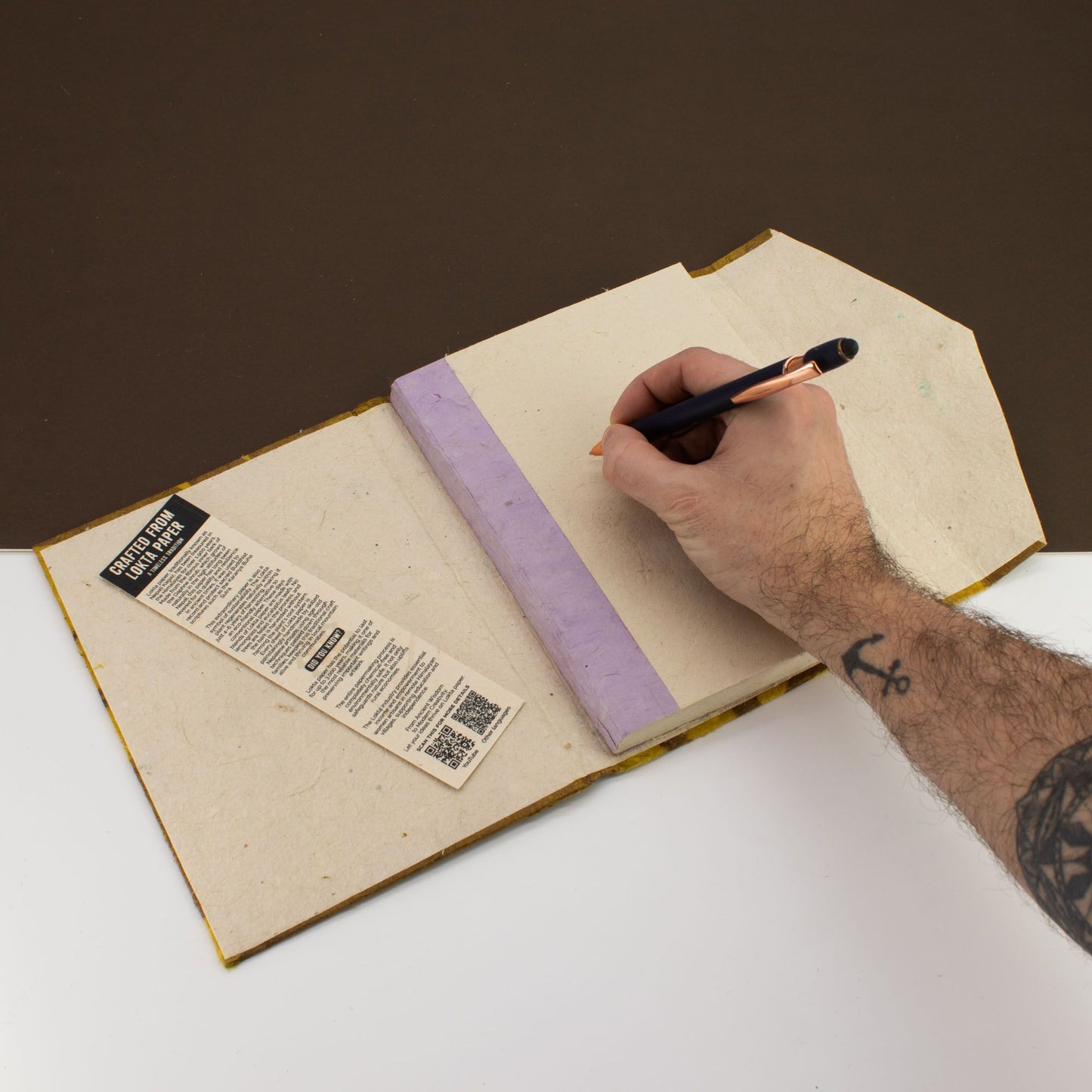 Anteckningsbok Lokta Bold Floral – Stor (21x15cm) – 45 blad – Inkluderar bokmärke – Oliv