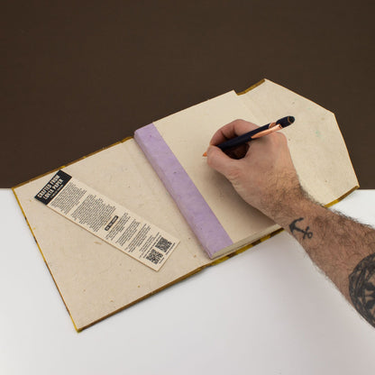 Anteckningsbok Lokta Bold Floral – Stor (21x15cm) – 45 blad – Inkluderar bokmärke – Oliv