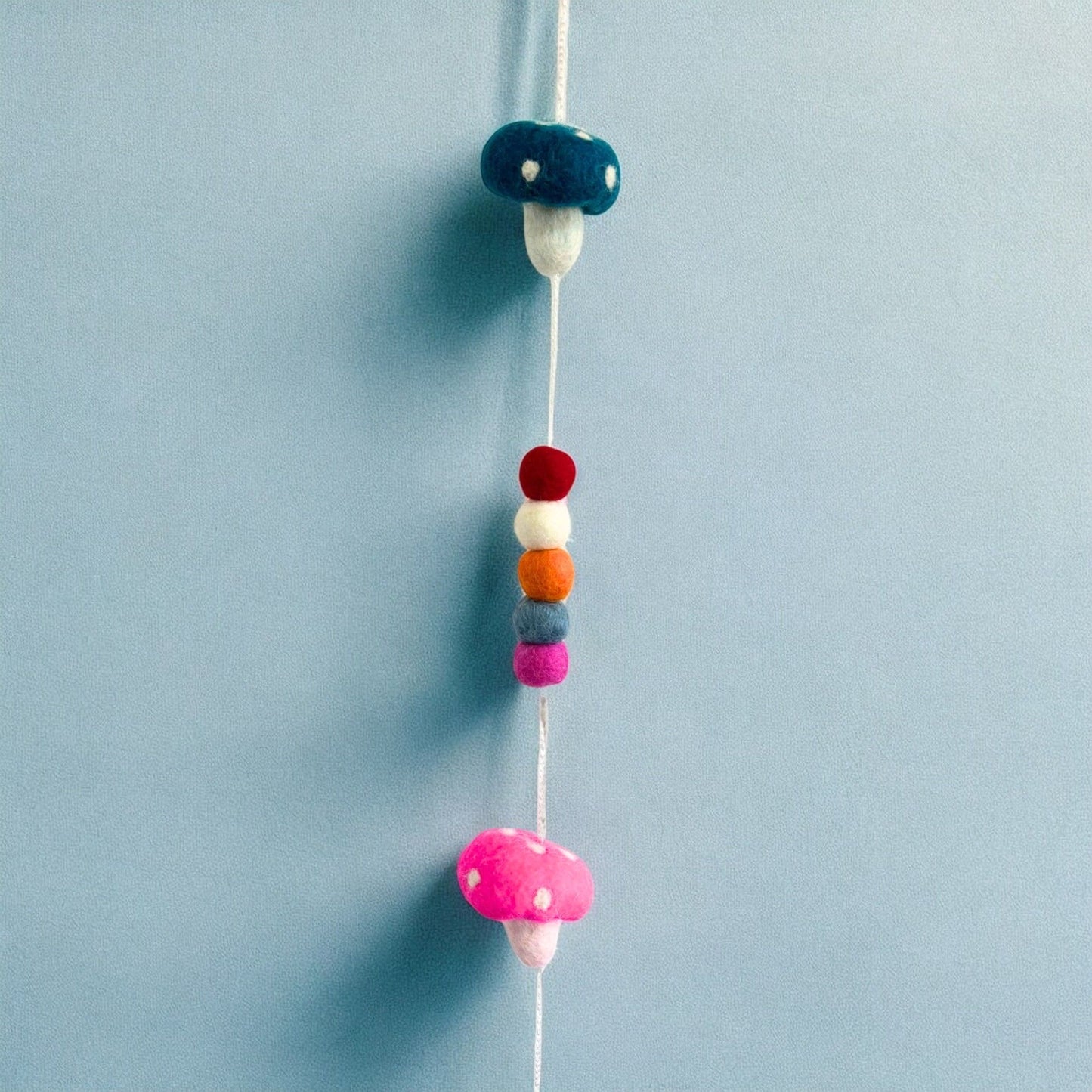 Väggbonad i filt - Svampar (slumpmässiga färger)